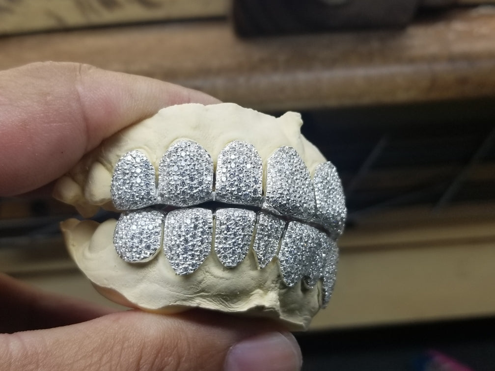 -CZ Diamonds V.V.S. Quality
.925 silver, per tooth (COMPLETLY BUSTDOWN) hand set💦
