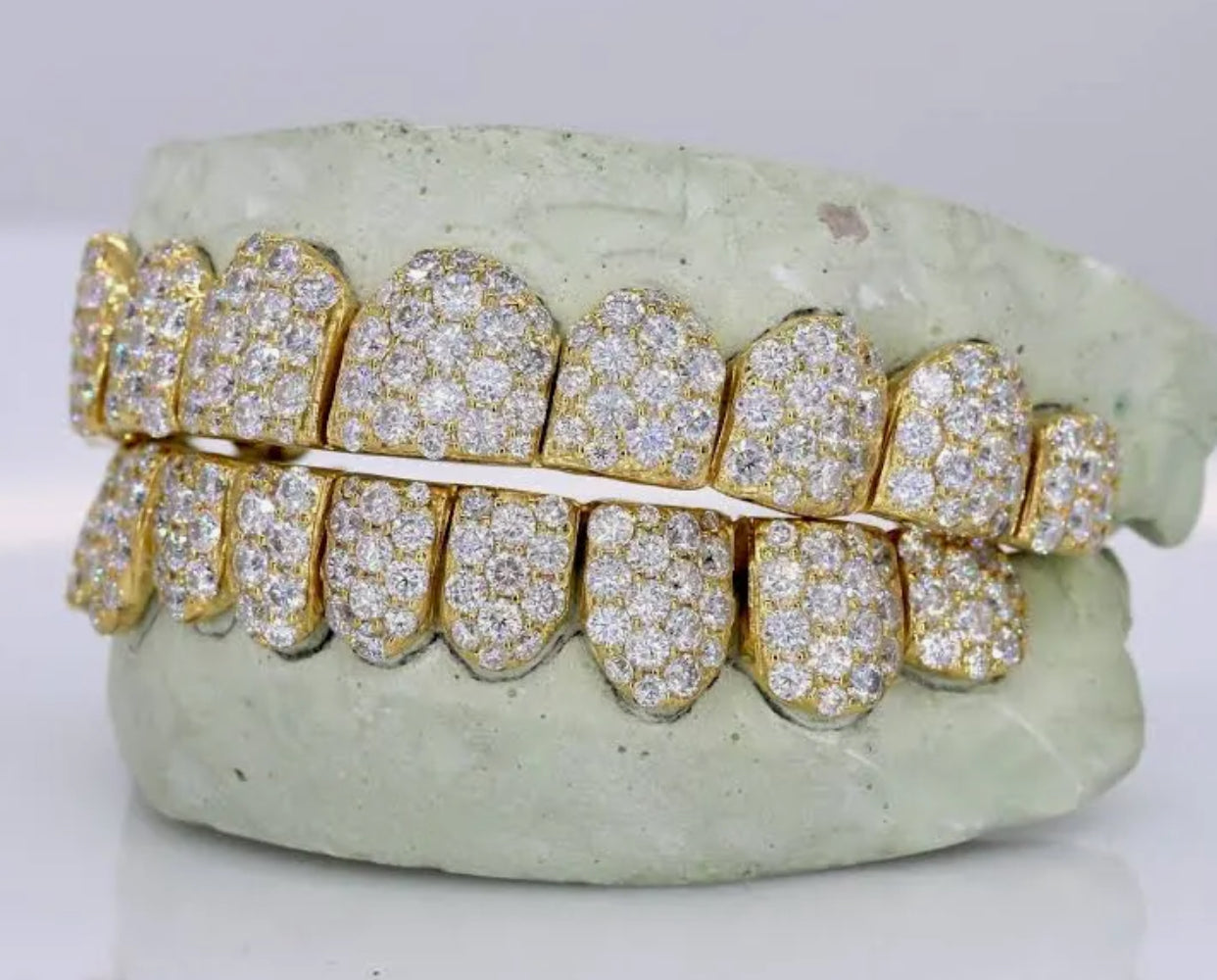 8TP/8BTM Dental gold-flooded vvs qaulity mossinite 💎 (For removable grillz use)