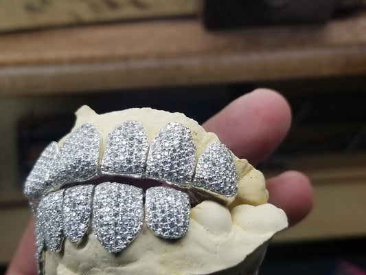 -CZ Diamonds V.V.S. Quality
.925 silver, per tooth (COMPLETLY BUSTDOWN) hand set💦